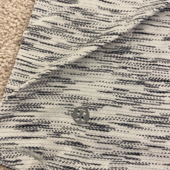 Lululemon tee - Picture 4 of 4